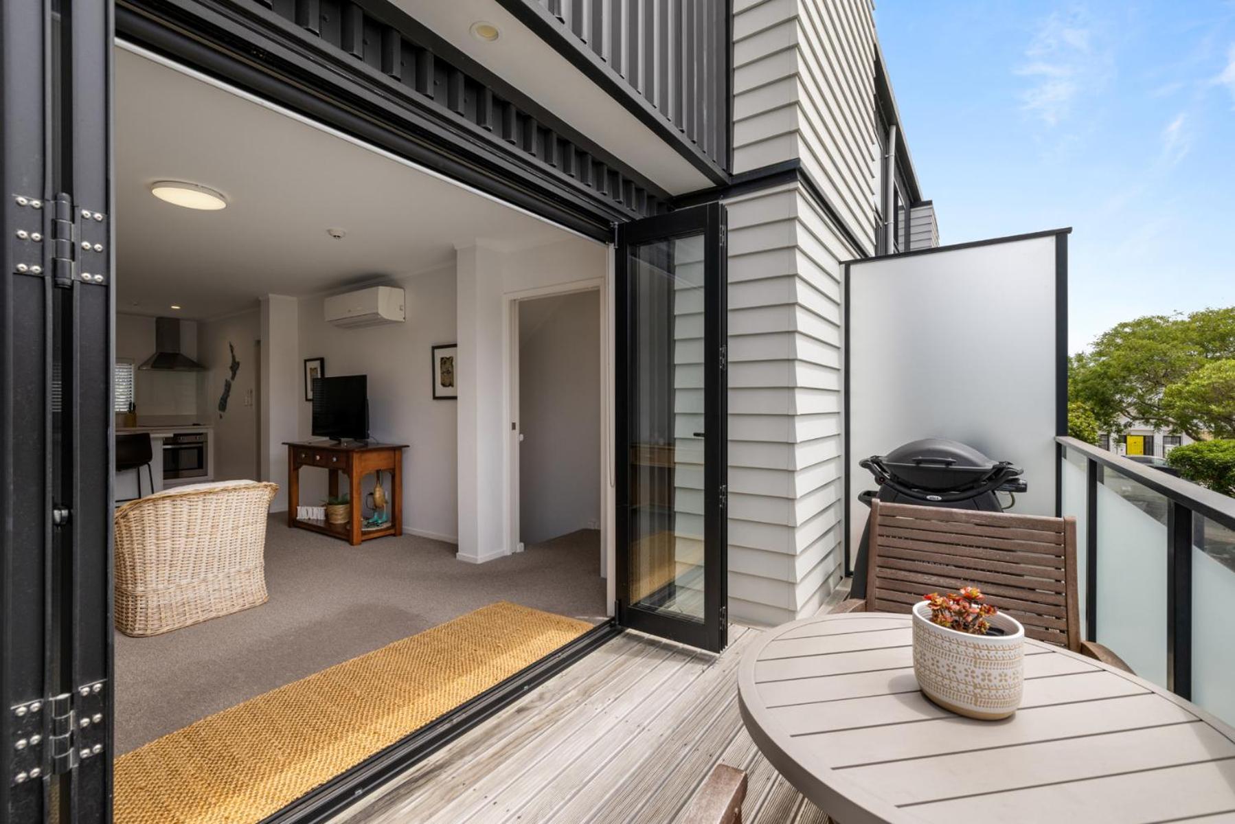 Centrally Located- Modern Sunny Townhouse Mount Maunganui Buitenkant foto