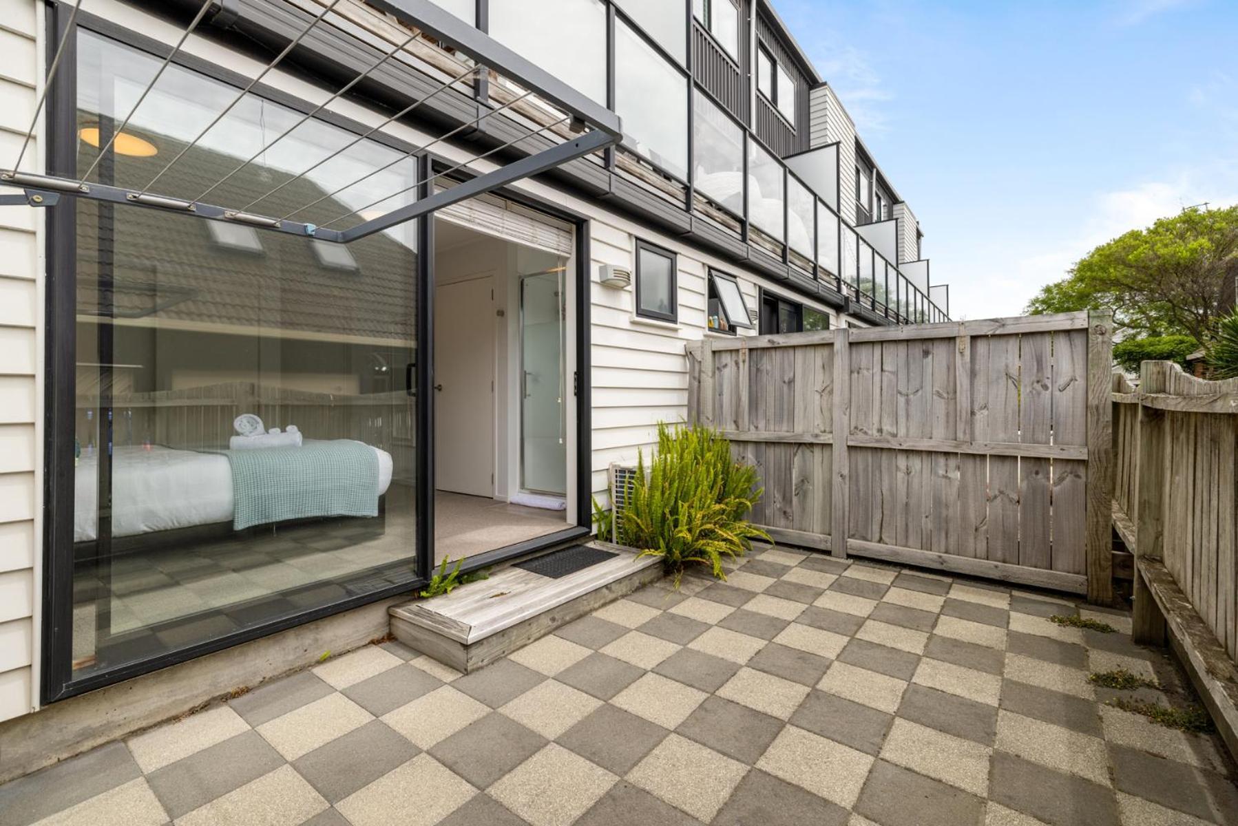 Centrally Located- Modern Sunny Townhouse Mount Maunganui Buitenkant foto