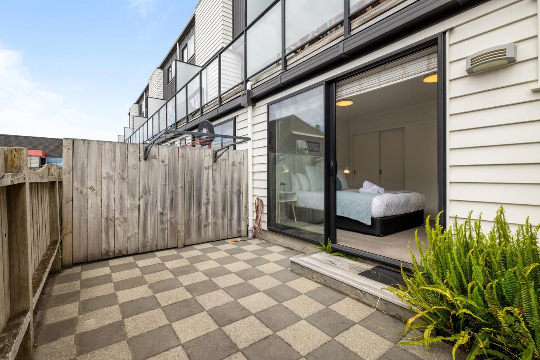 Centrally Located- Modern Sunny Townhouse Mount Maunganui Buitenkant foto